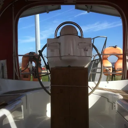 Boat At - Seehund Botel *